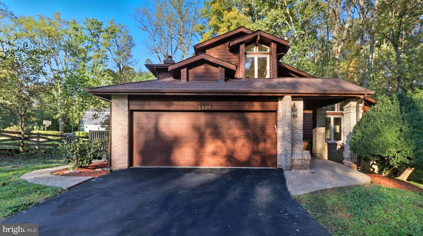 1803 Abbey Glen Court photo 3