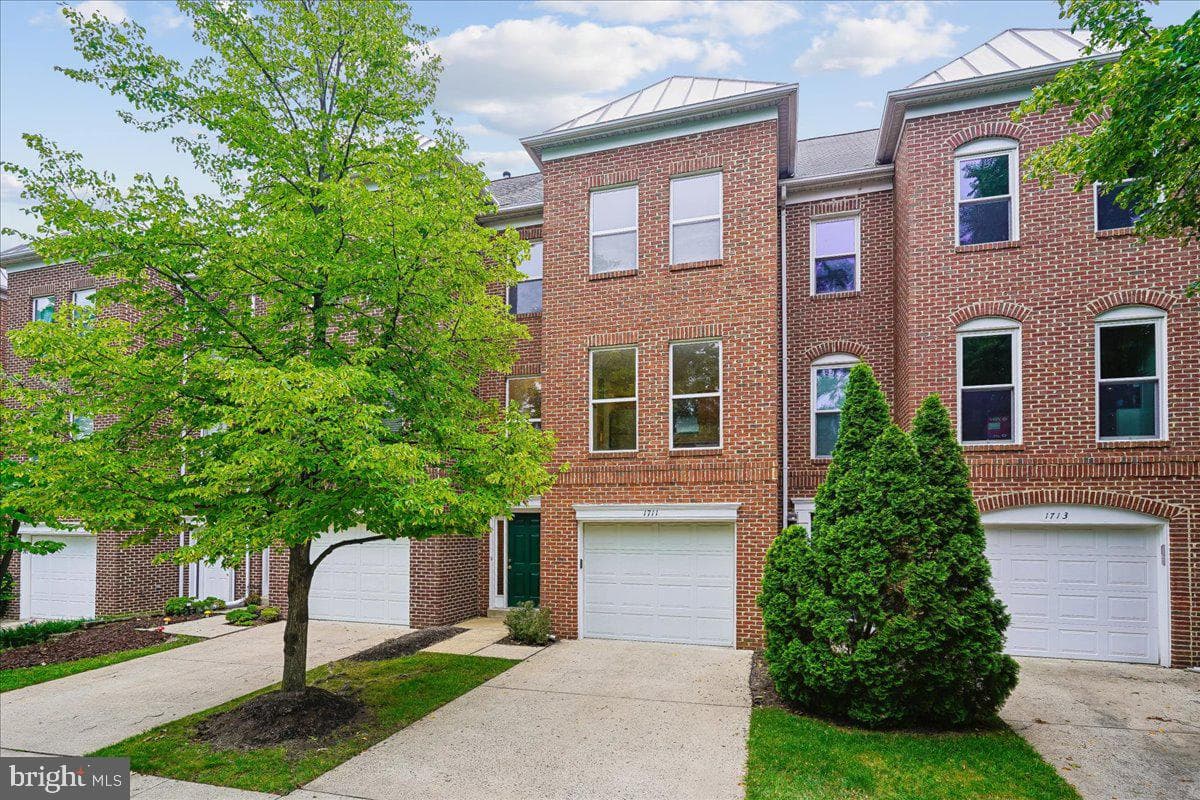 1711 Blue Flint Court photo 2