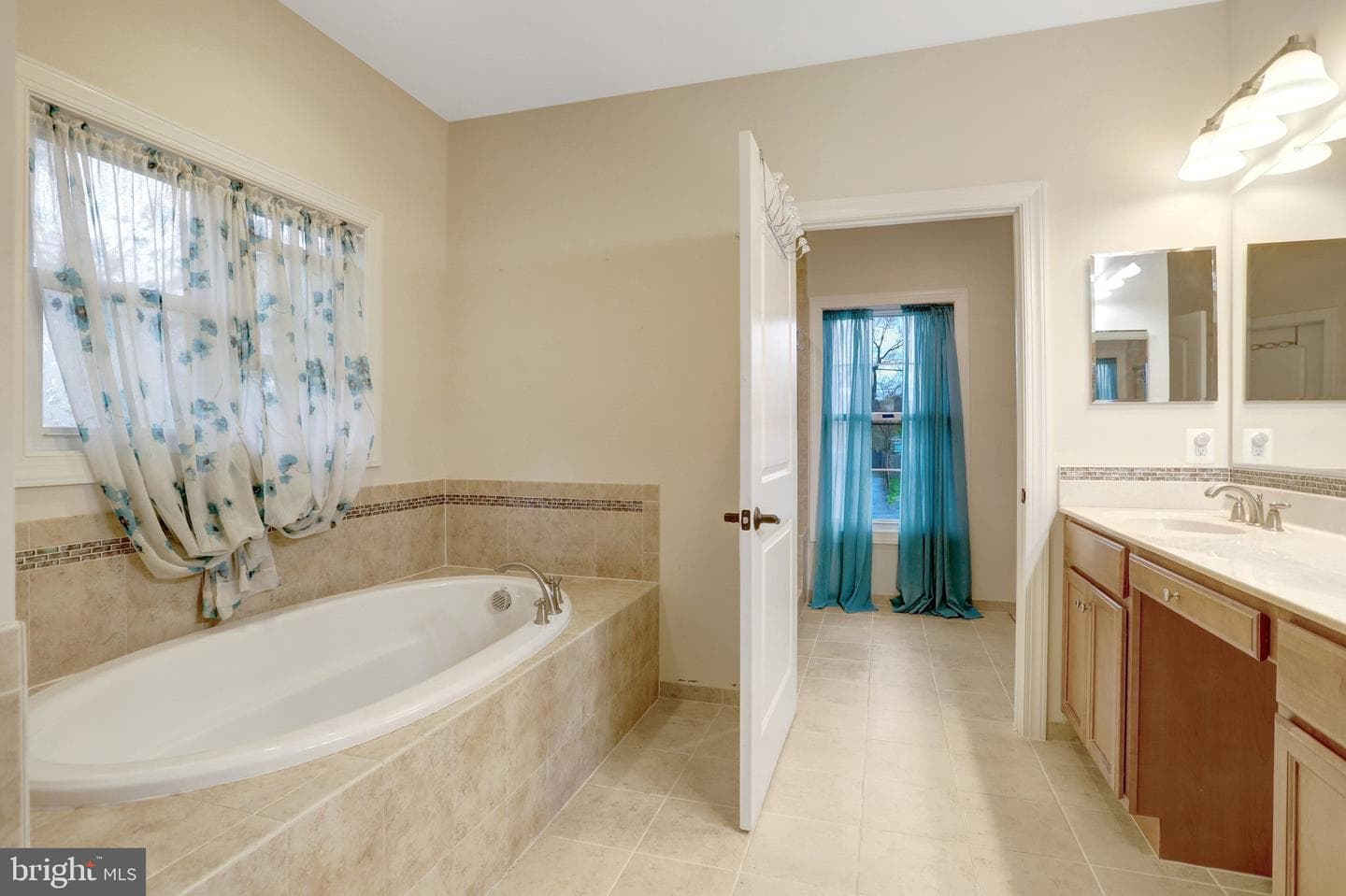 5244 Mitchell Street photo 11