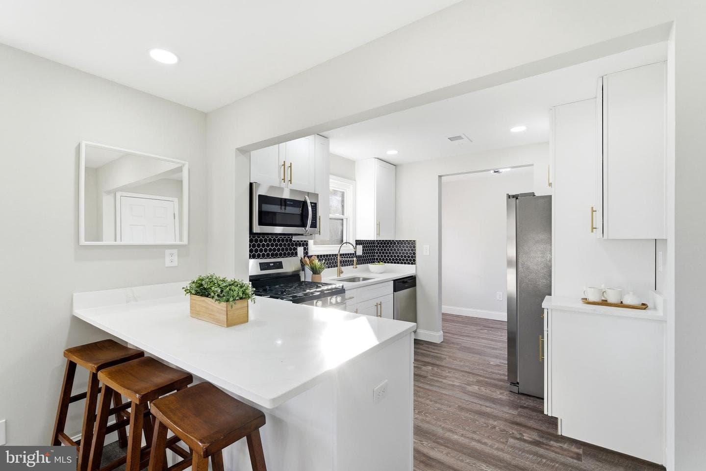 6735 Gouthier Road photo 4
