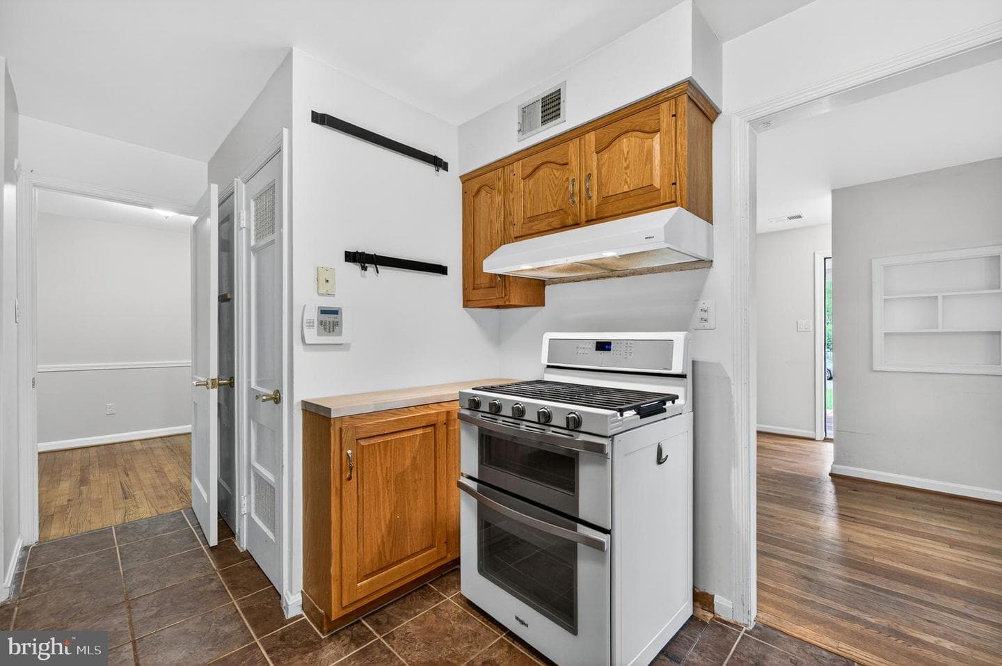 7909 Fairfax Road photo 8
