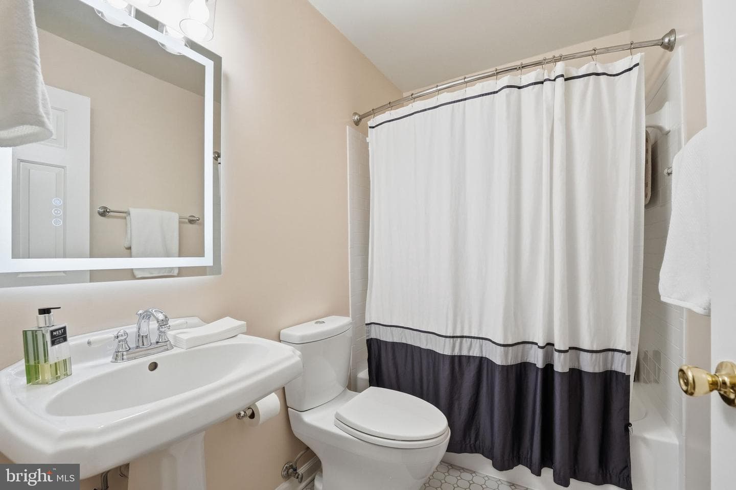 1566 Westmoreland Street photo 42