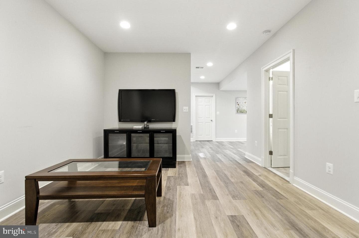 6838 Saint Albans Road photo 36