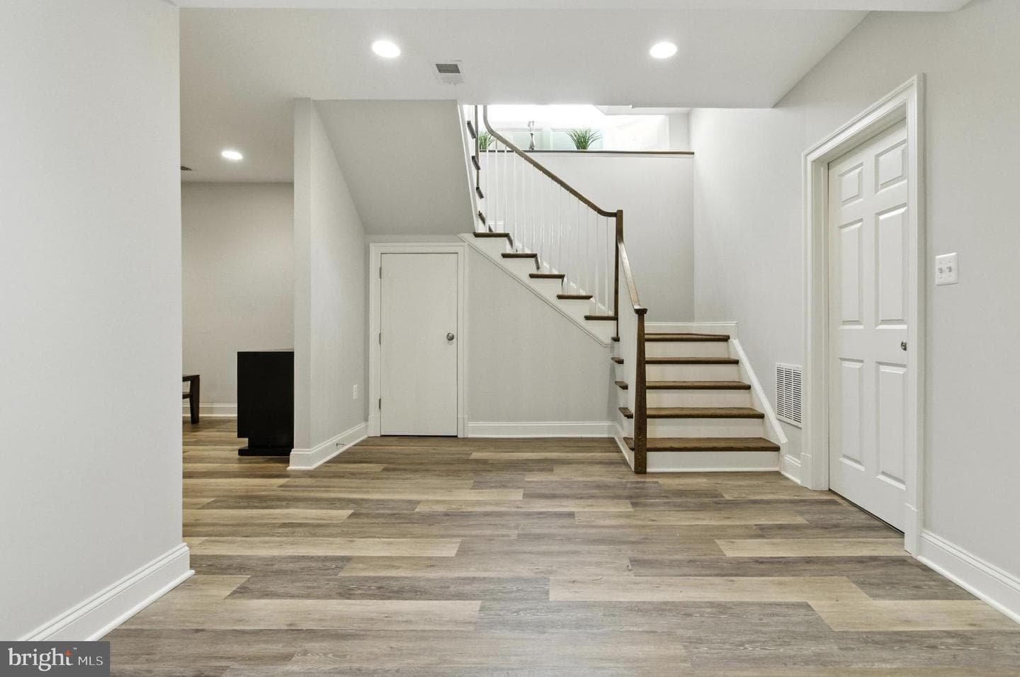 6838 Saint Albans Road photo 38