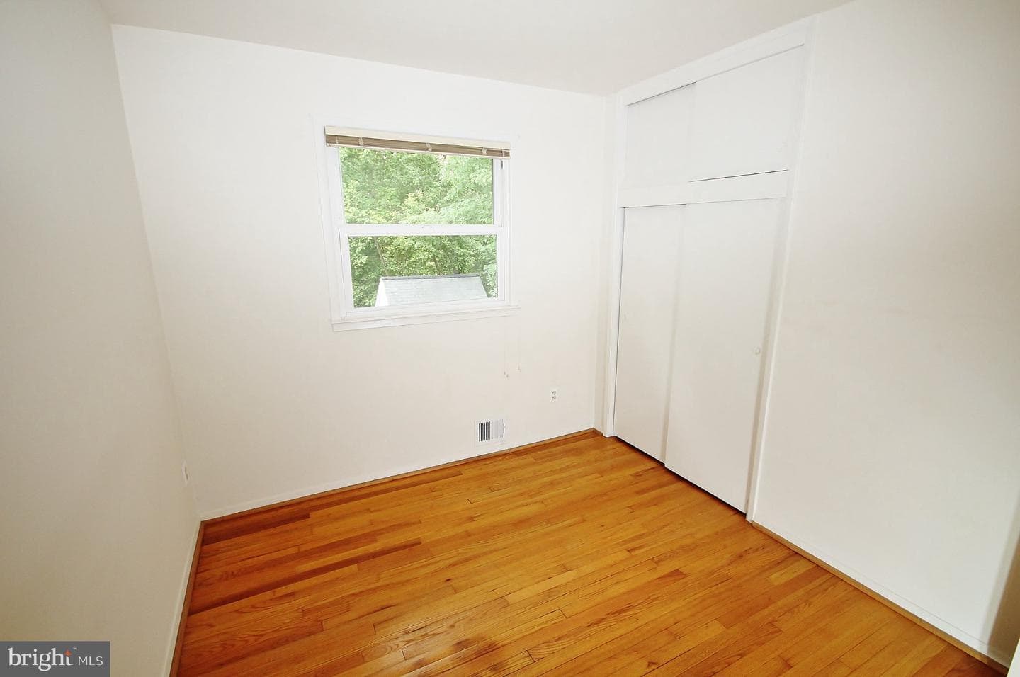 5504 Inverchapel Road photo 17