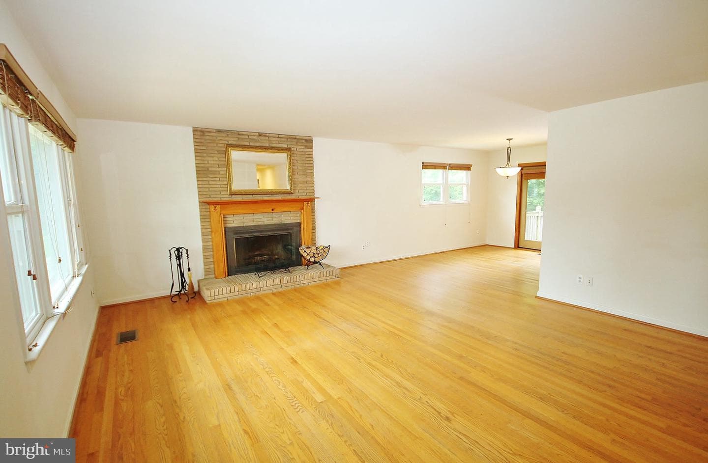 5504 Inverchapel Road photo 2