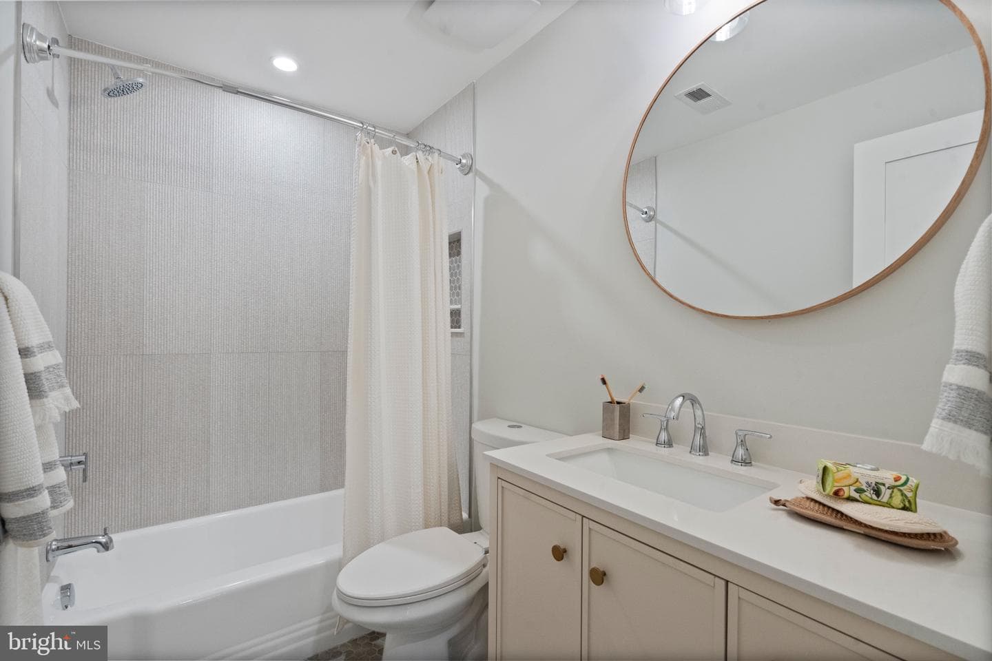 7204 Regent Drive photo 32