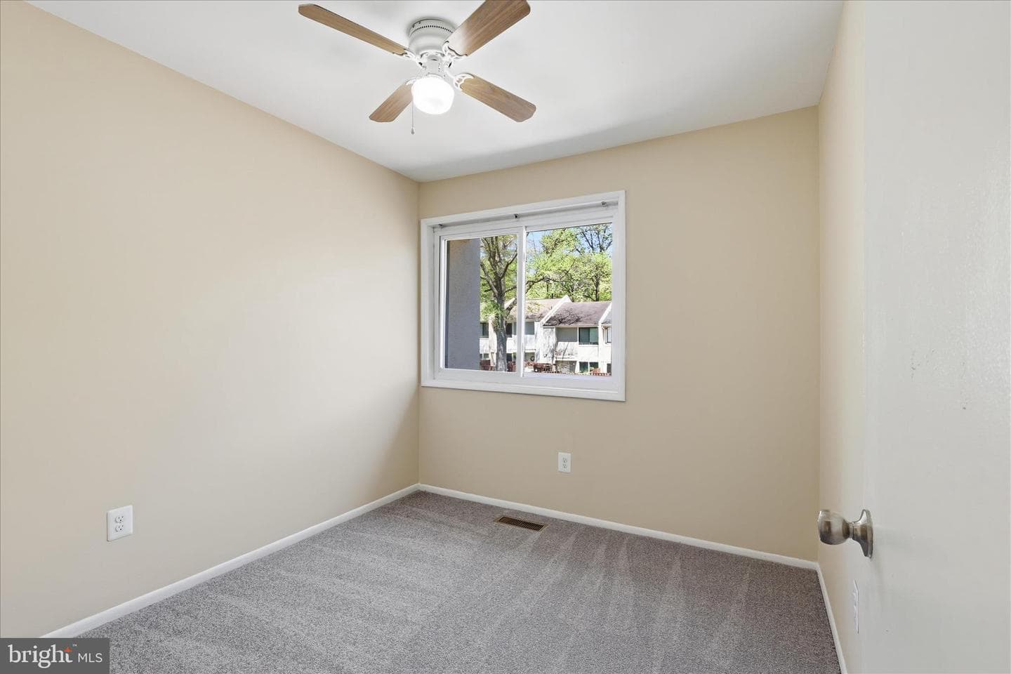 2438 Southgate Square photo 14
