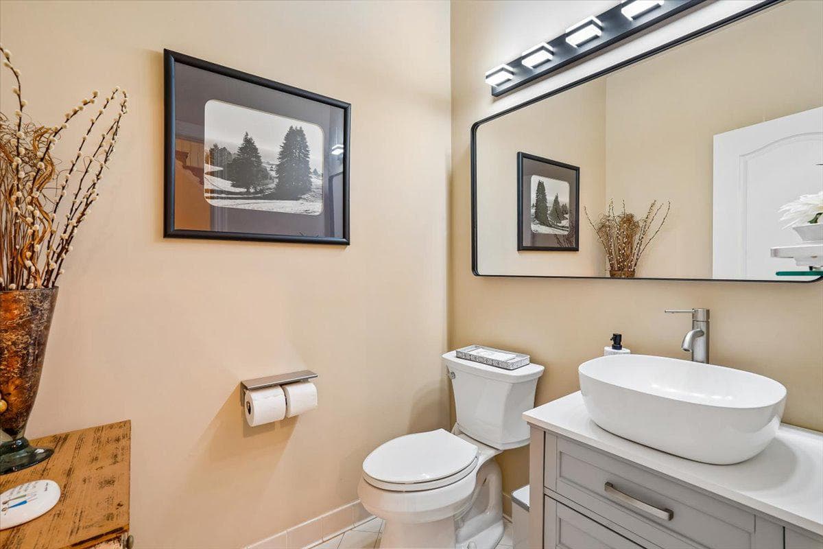 8220 Roseland Drive photo 29