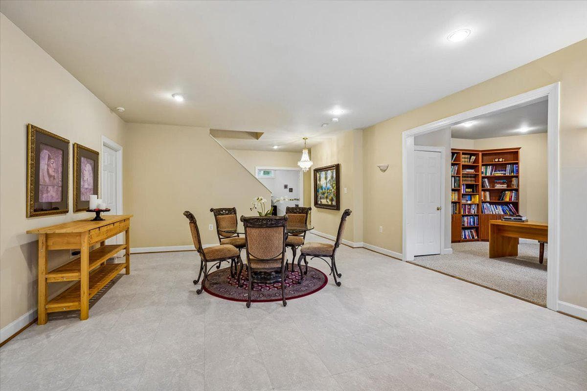 8220 Roseland Drive photo 57