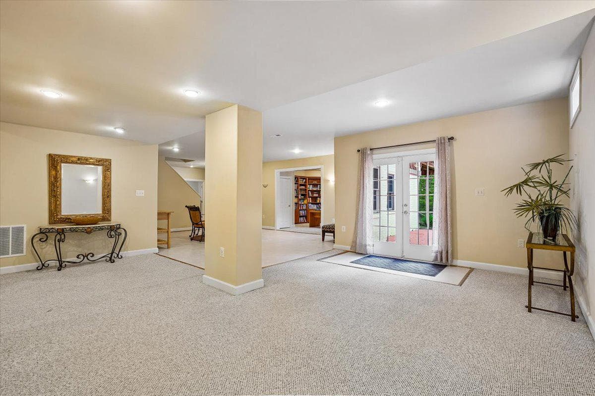 8220 Roseland Drive photo 58