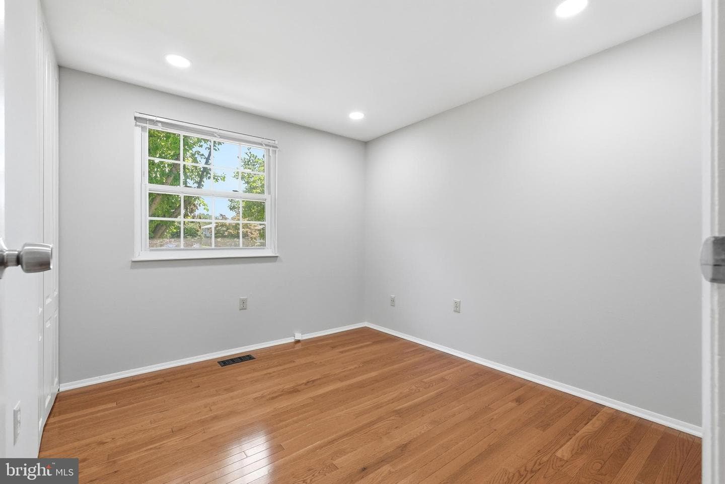 9812 Oleander Avenue photo 31