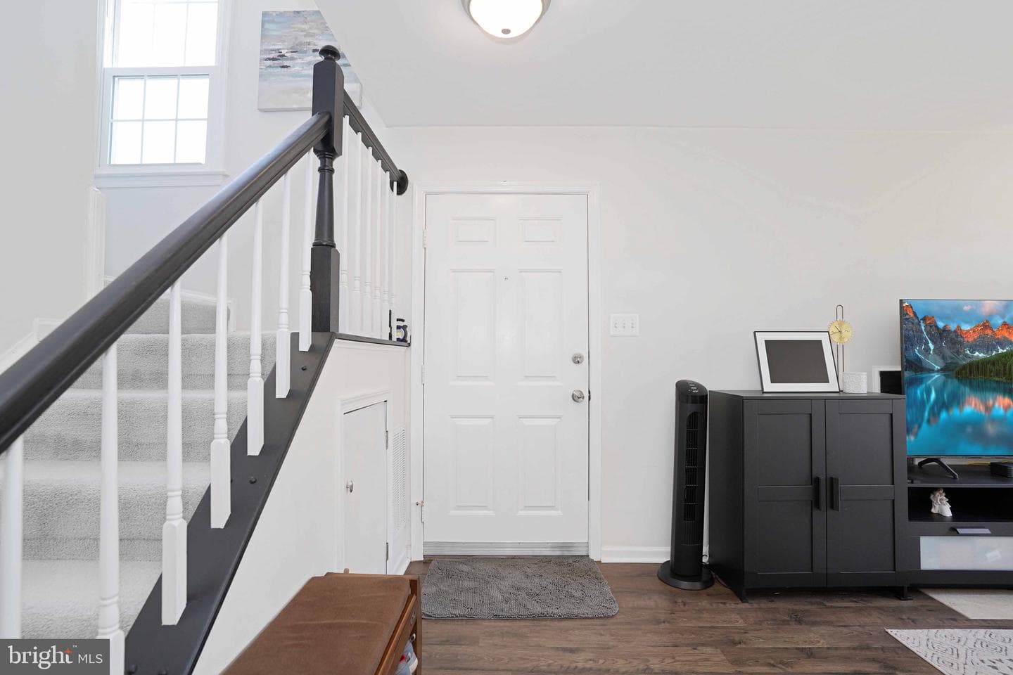 6038 Netherton Street photo 3