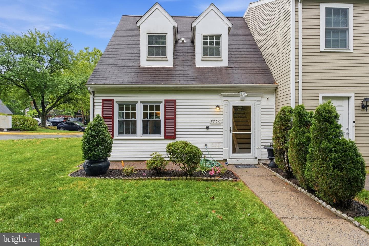 7709 Matisse Way photo 2