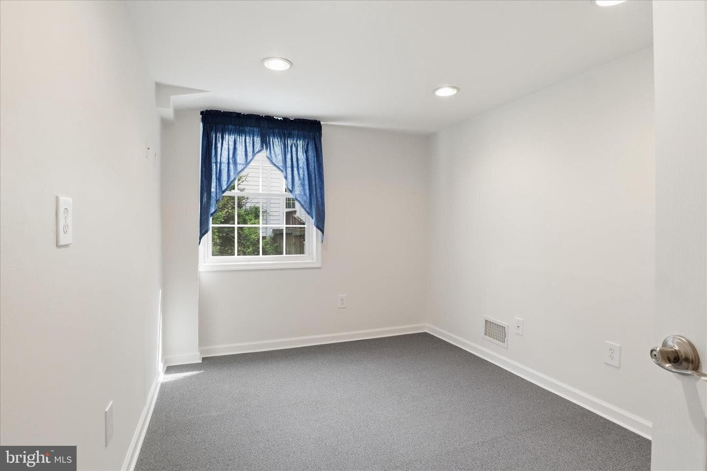 5457 Broadmoor Street photo 37