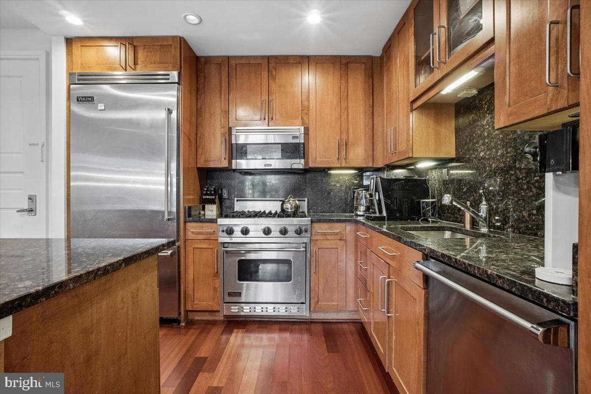 8220 Crestwood Heights Drive #301 photo 10