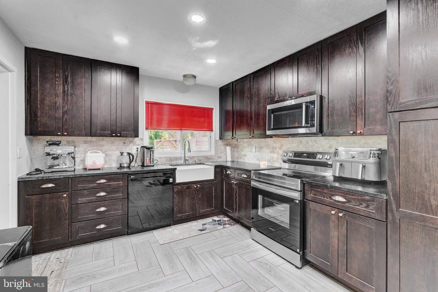 7415 Hastings Street photo 9