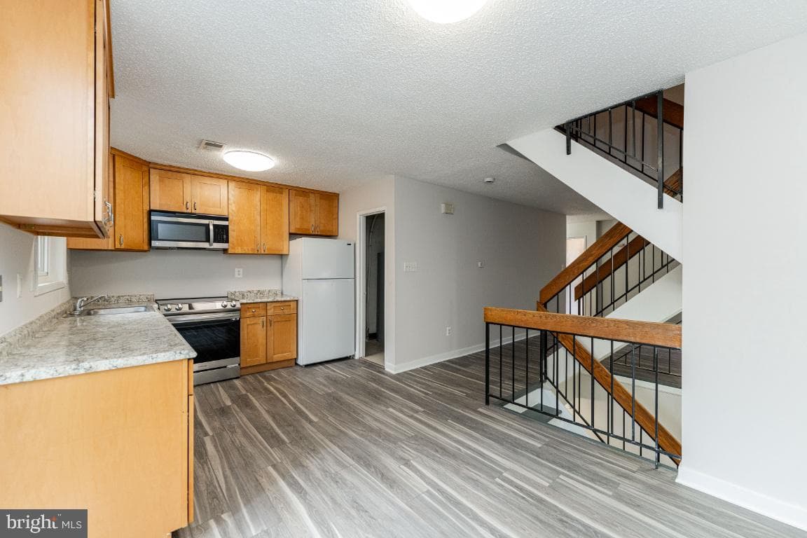 2442 Southgate Square photo 8