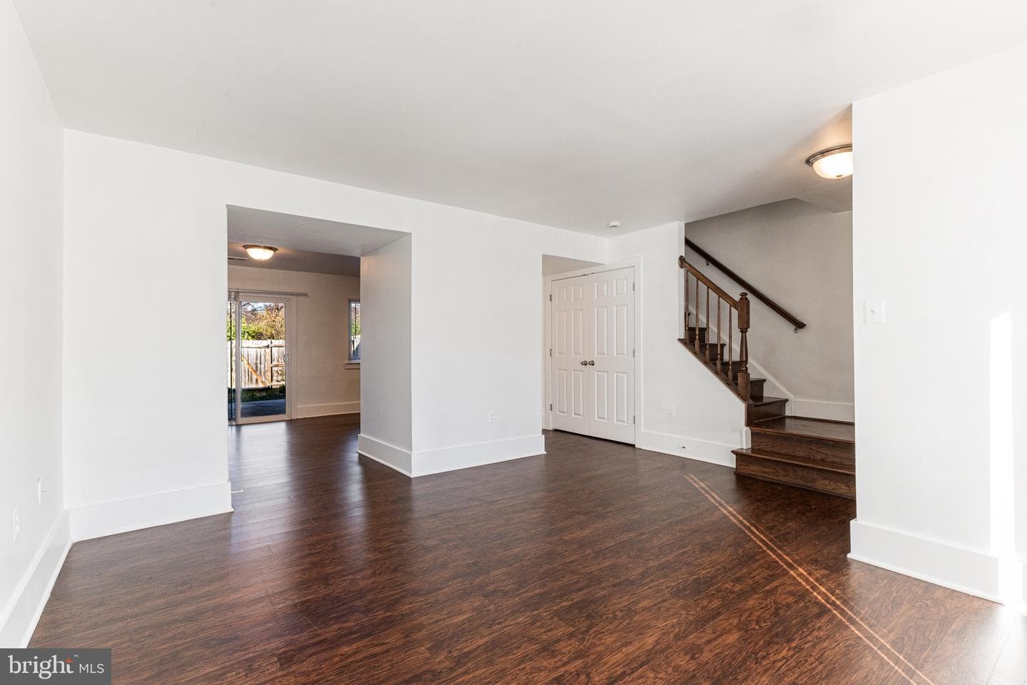 1024 Queens Court photo 4