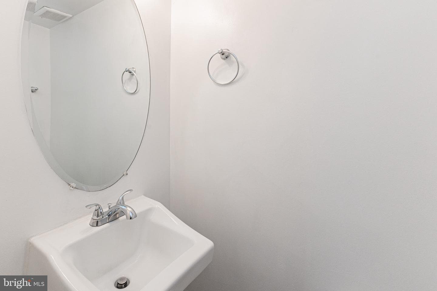 1024 Queens Court photo 6