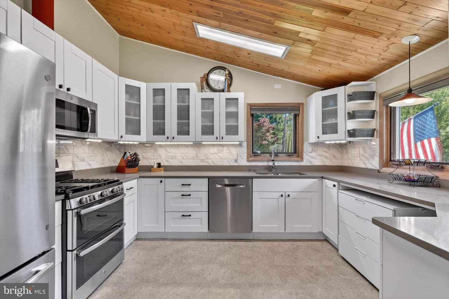 8904 Stratford Ln photo 29