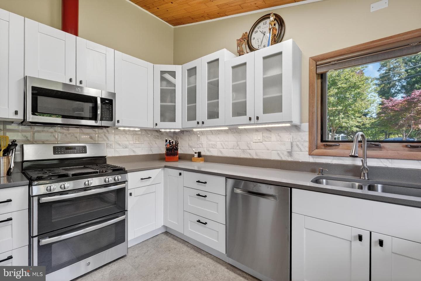 8904 Stratford Ln photo 32