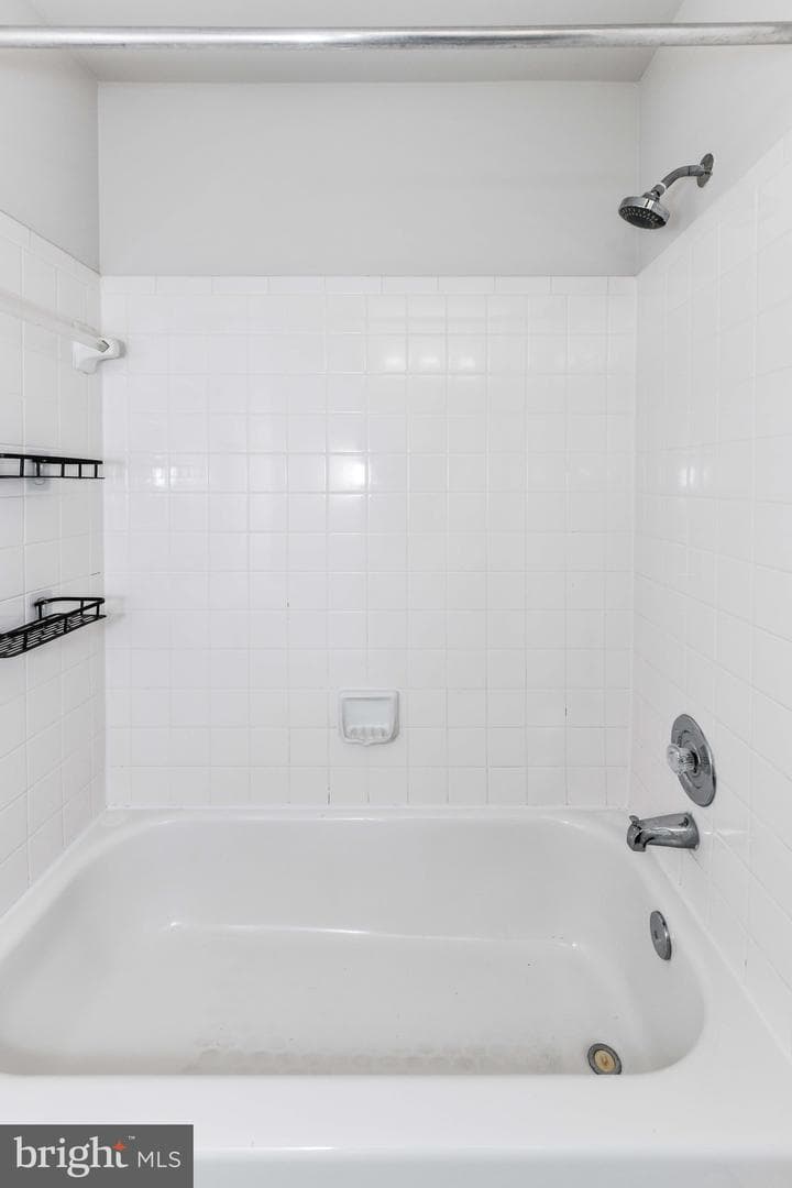 1207 Bond Street photo 22