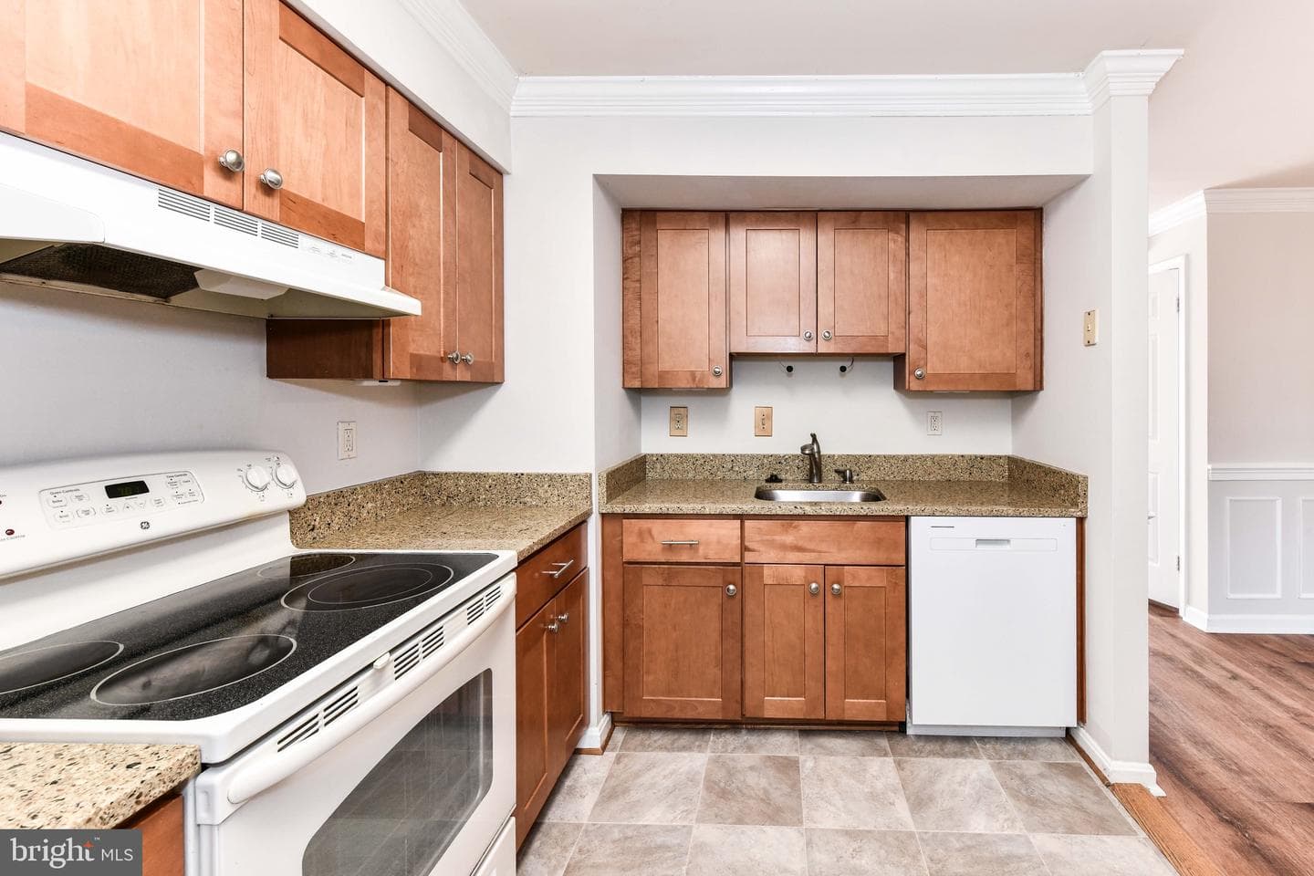 1207 Bond Street photo 9