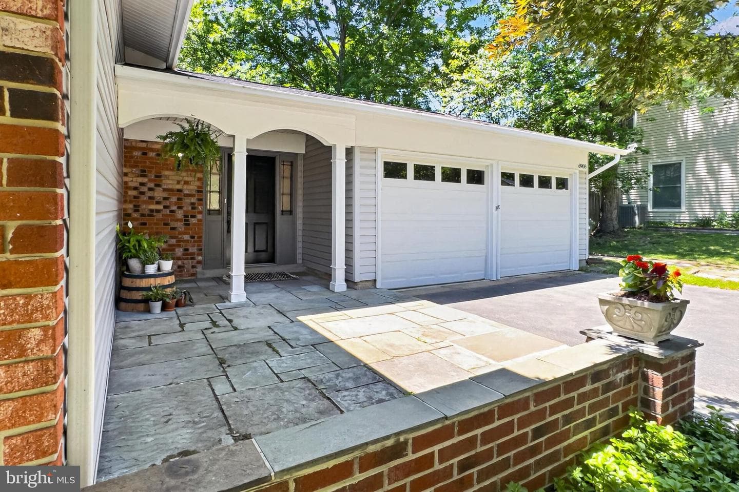 6908 Rochambeau Place photo 4
