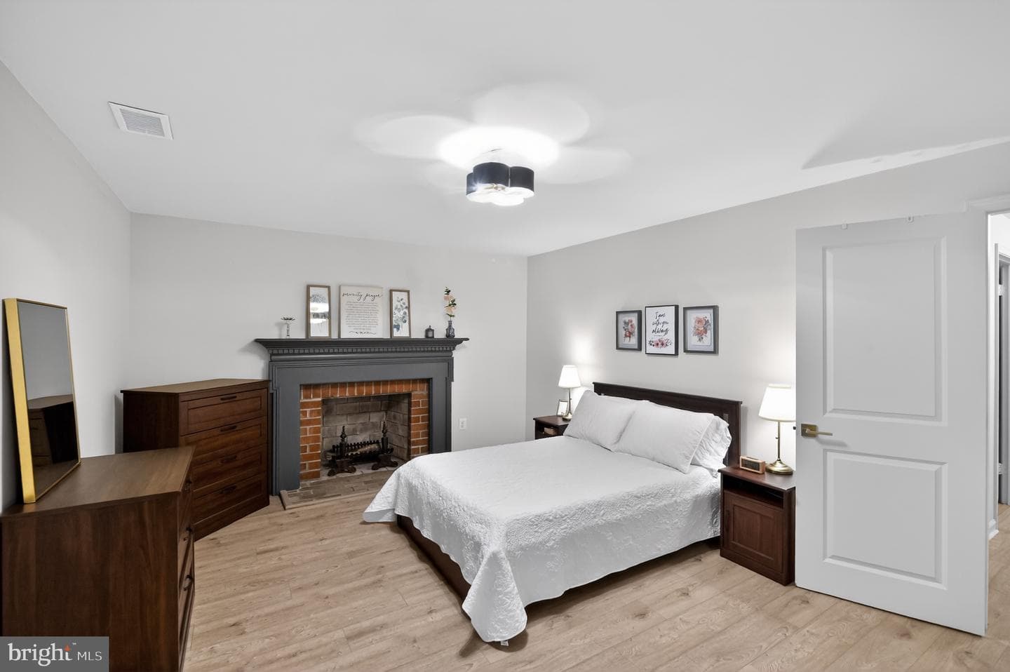 6027 Queenston Street photo 26