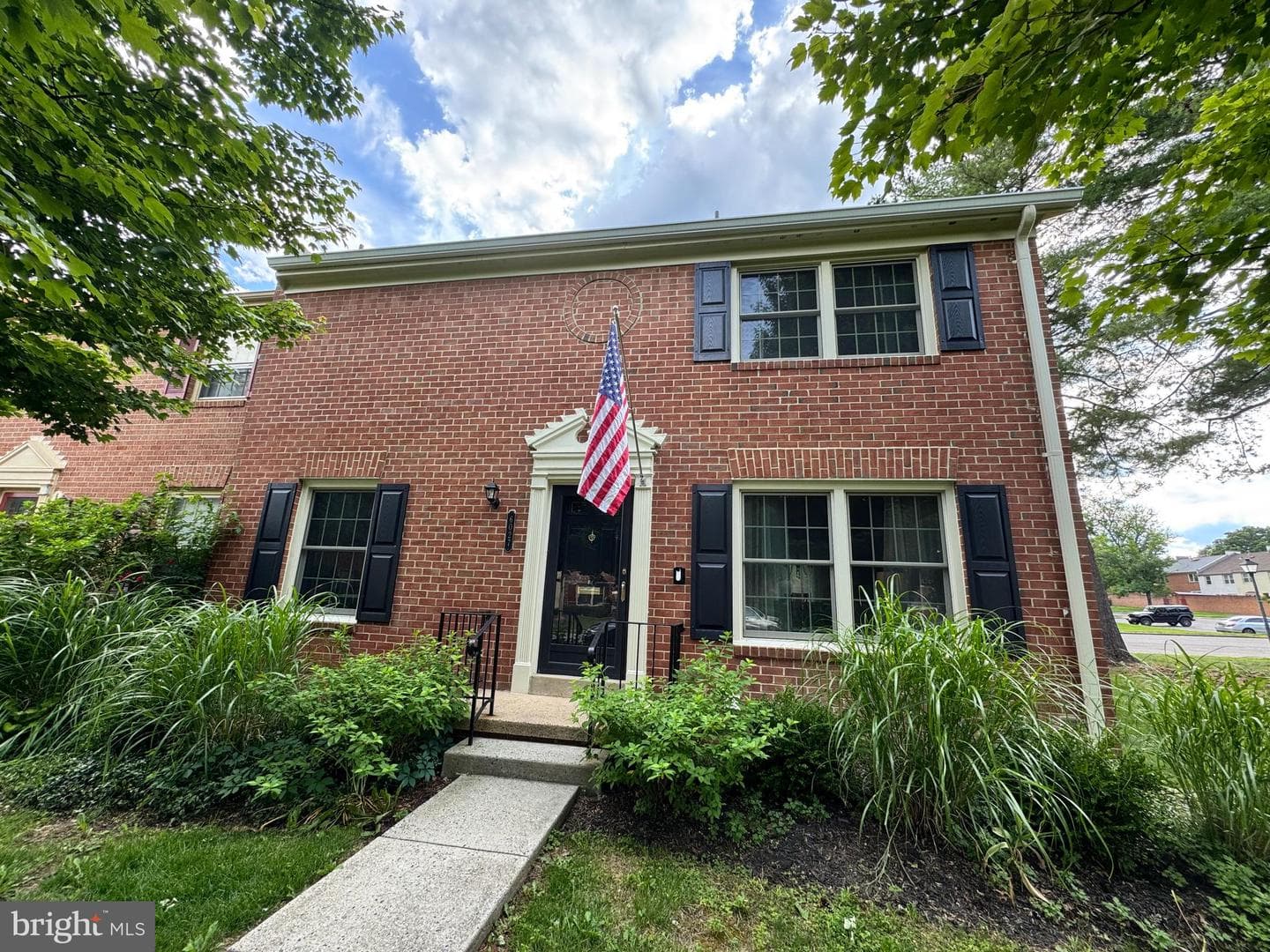 6027 Queenston Street photo 3