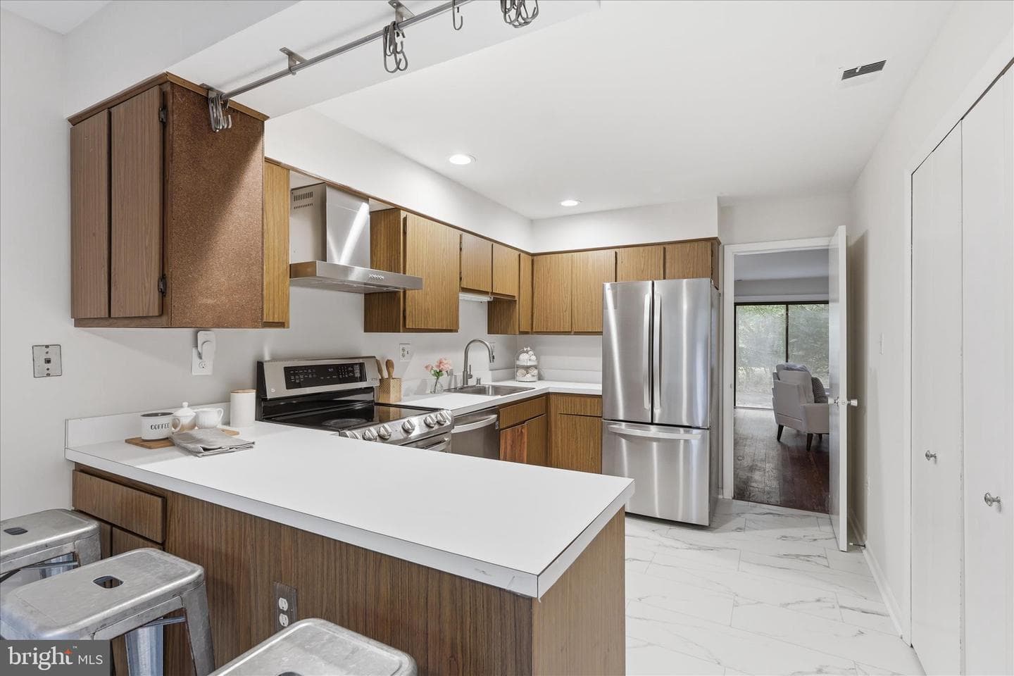 2043 Wethersfield Court photo 7