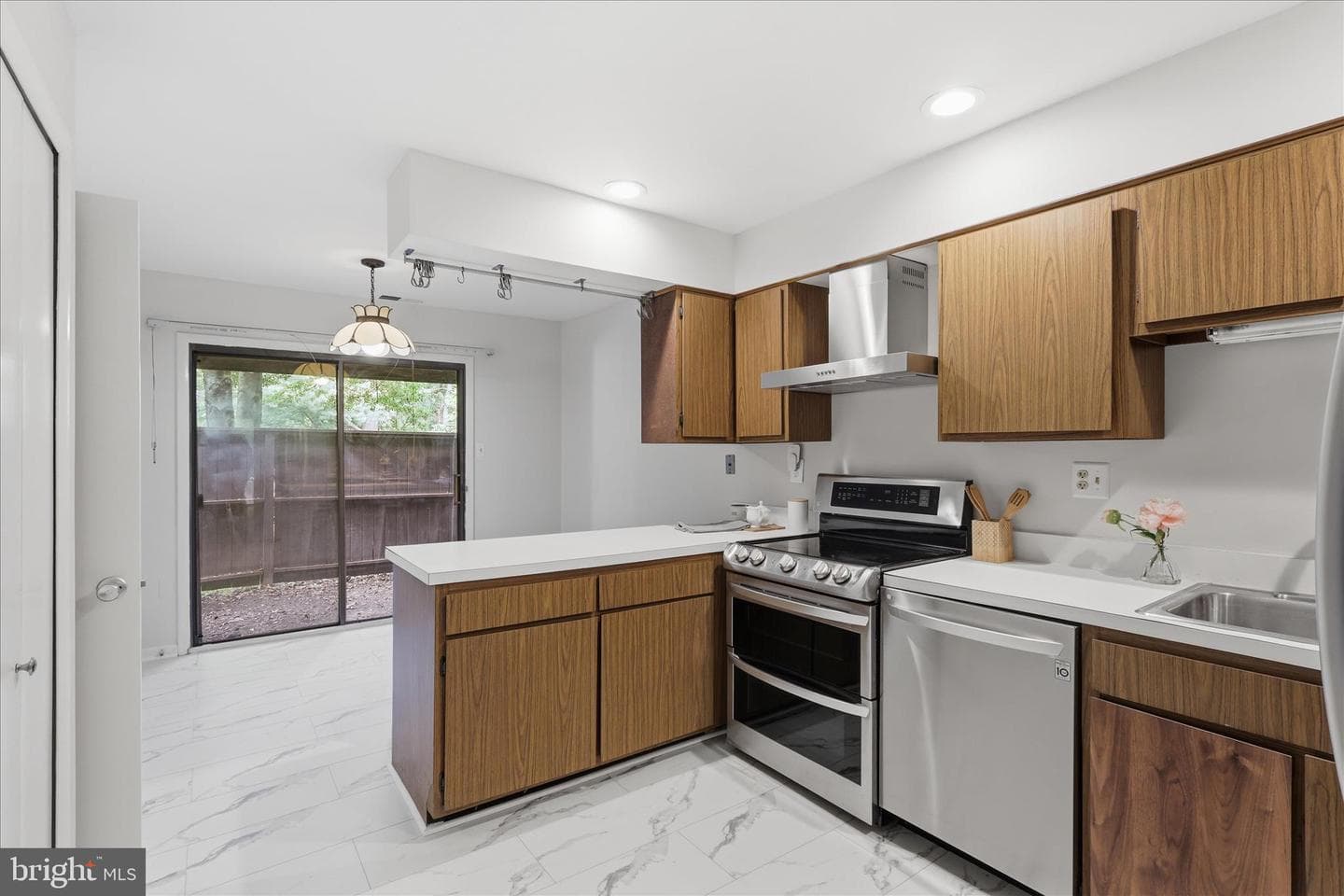 2043 Wethersfield Court photo 9