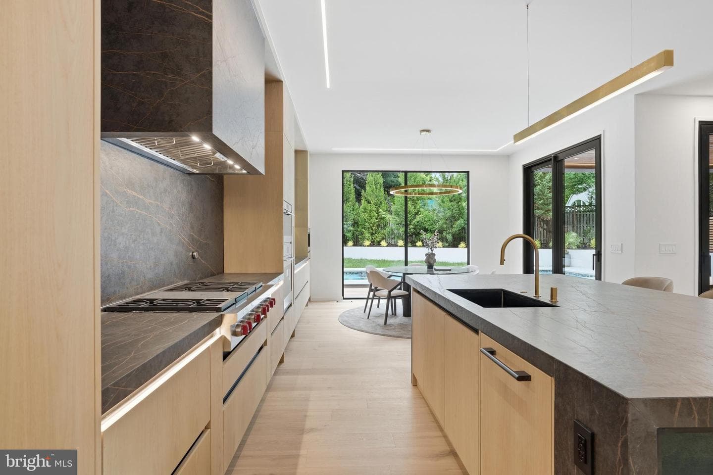 1803 Dumbarton Street photo 43
