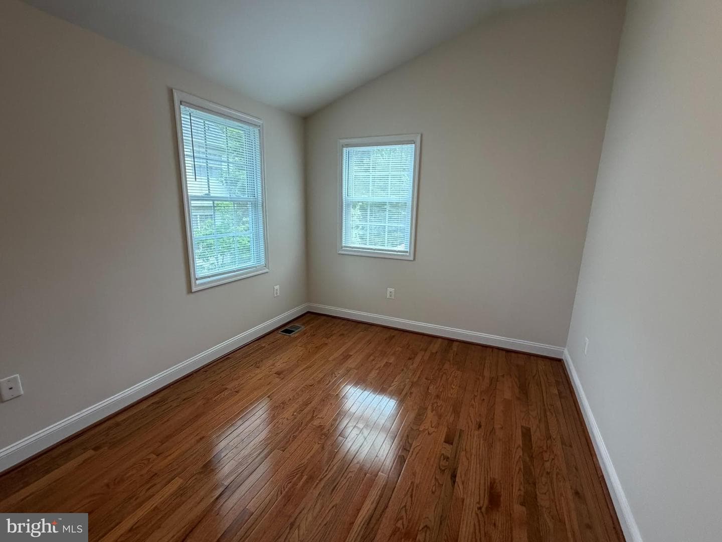 2923 Fairhill Road photo 23