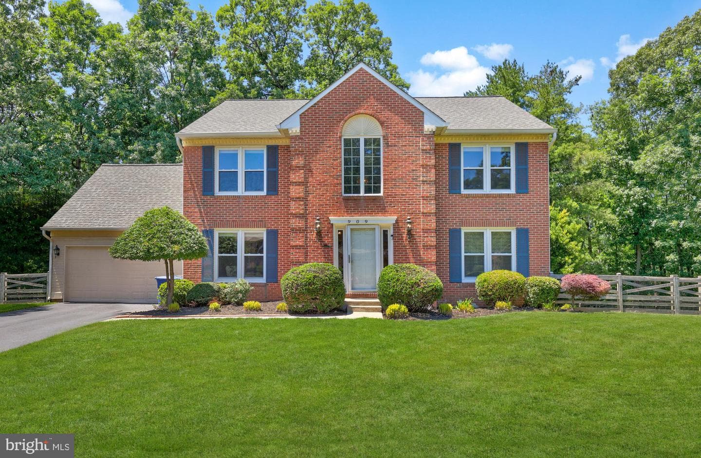 909 Broad Oaks Drive photo 4