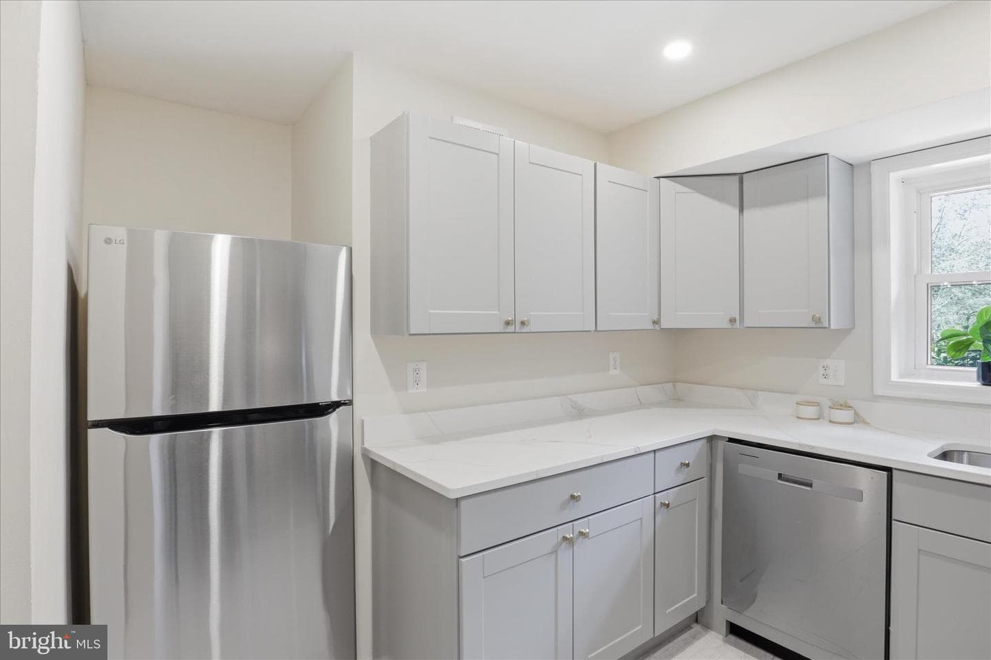 4560 Metro Court photo 12