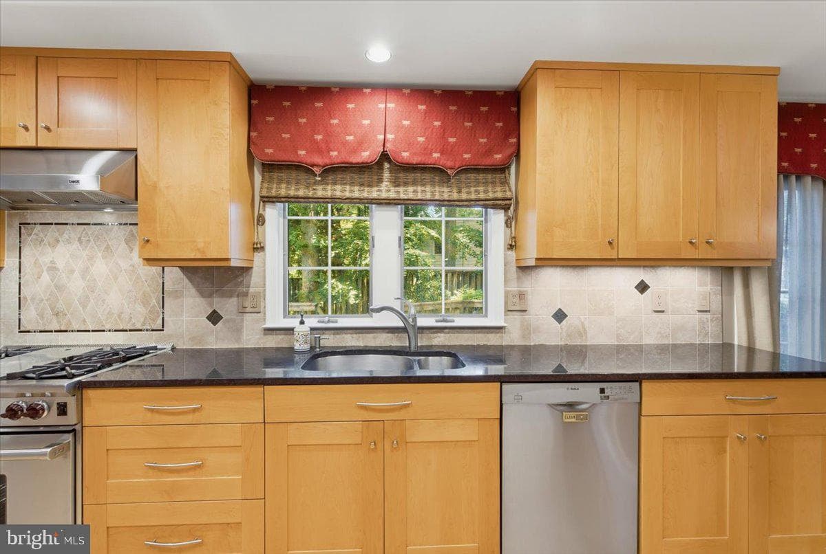 5803 Hall Street photo 22