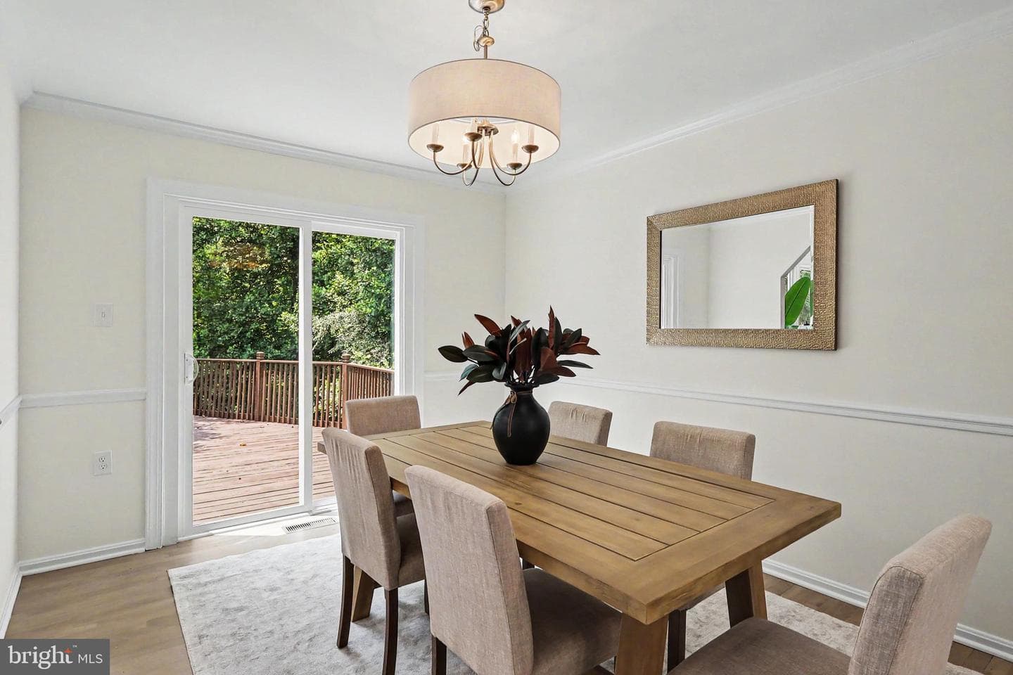 810 Aaron Court photo 4
