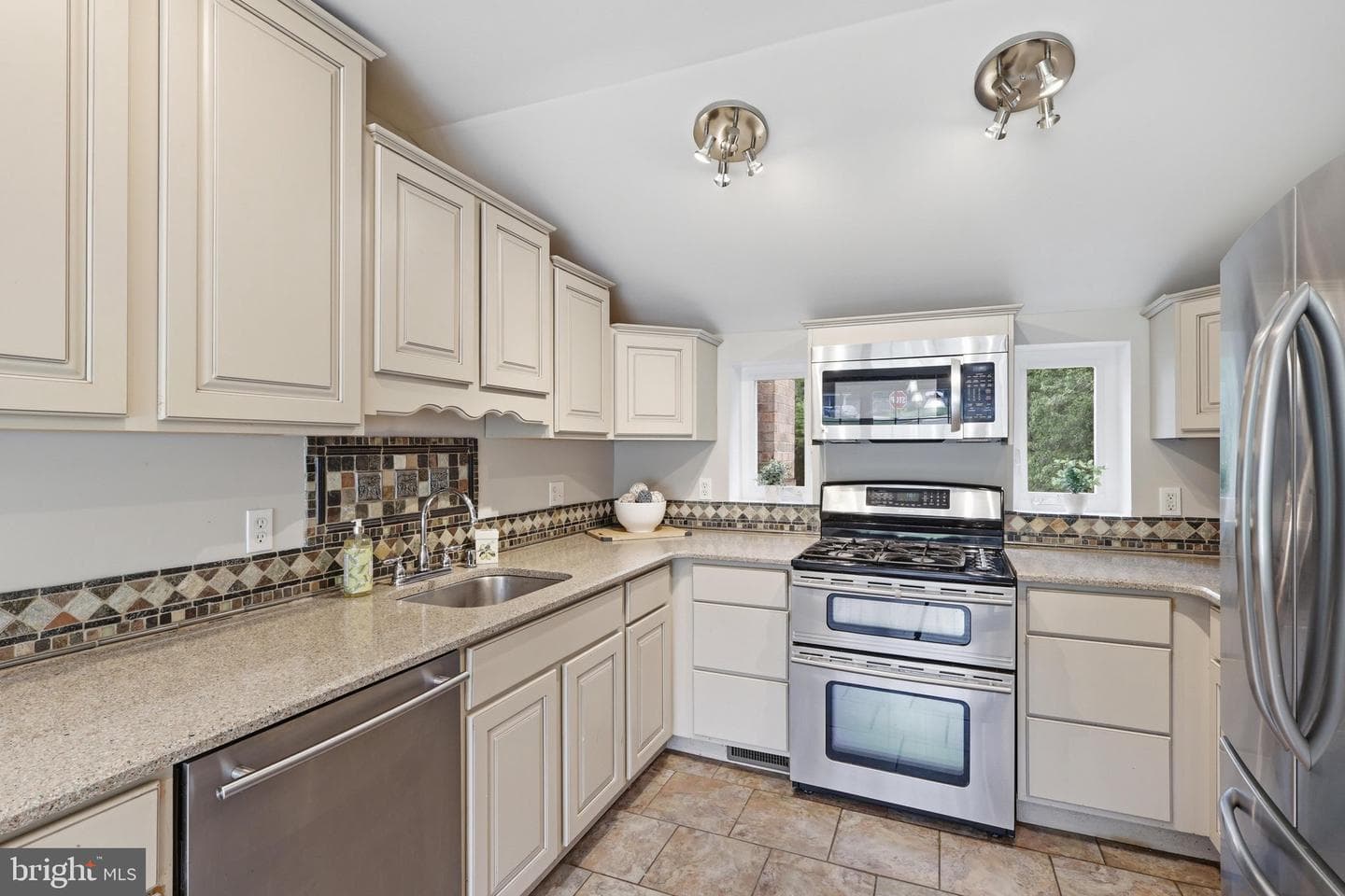 8532 S Canterbury Drive photo 9