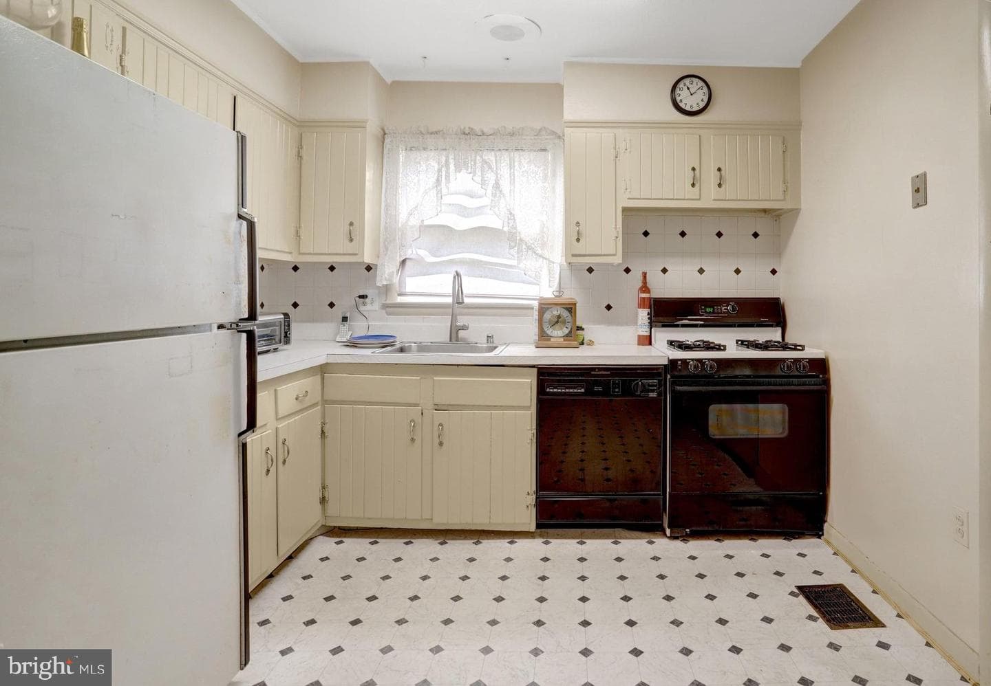 4904 Lawrence Street photo 11