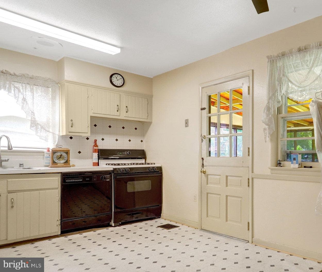 4904 Lawrence Street photo 9