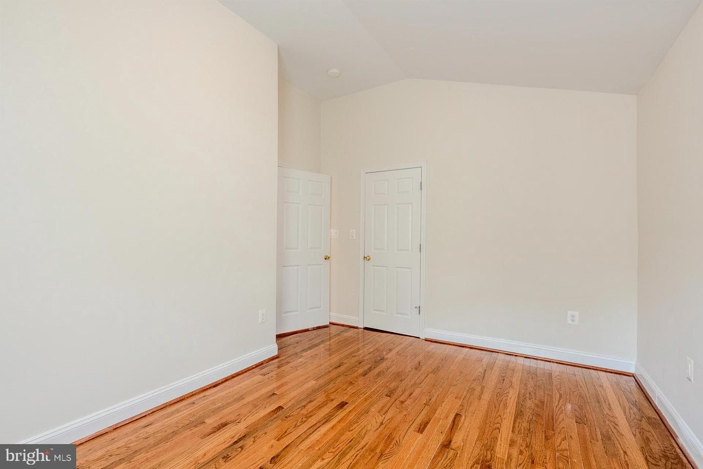 2923 Fairhill Road photo 18