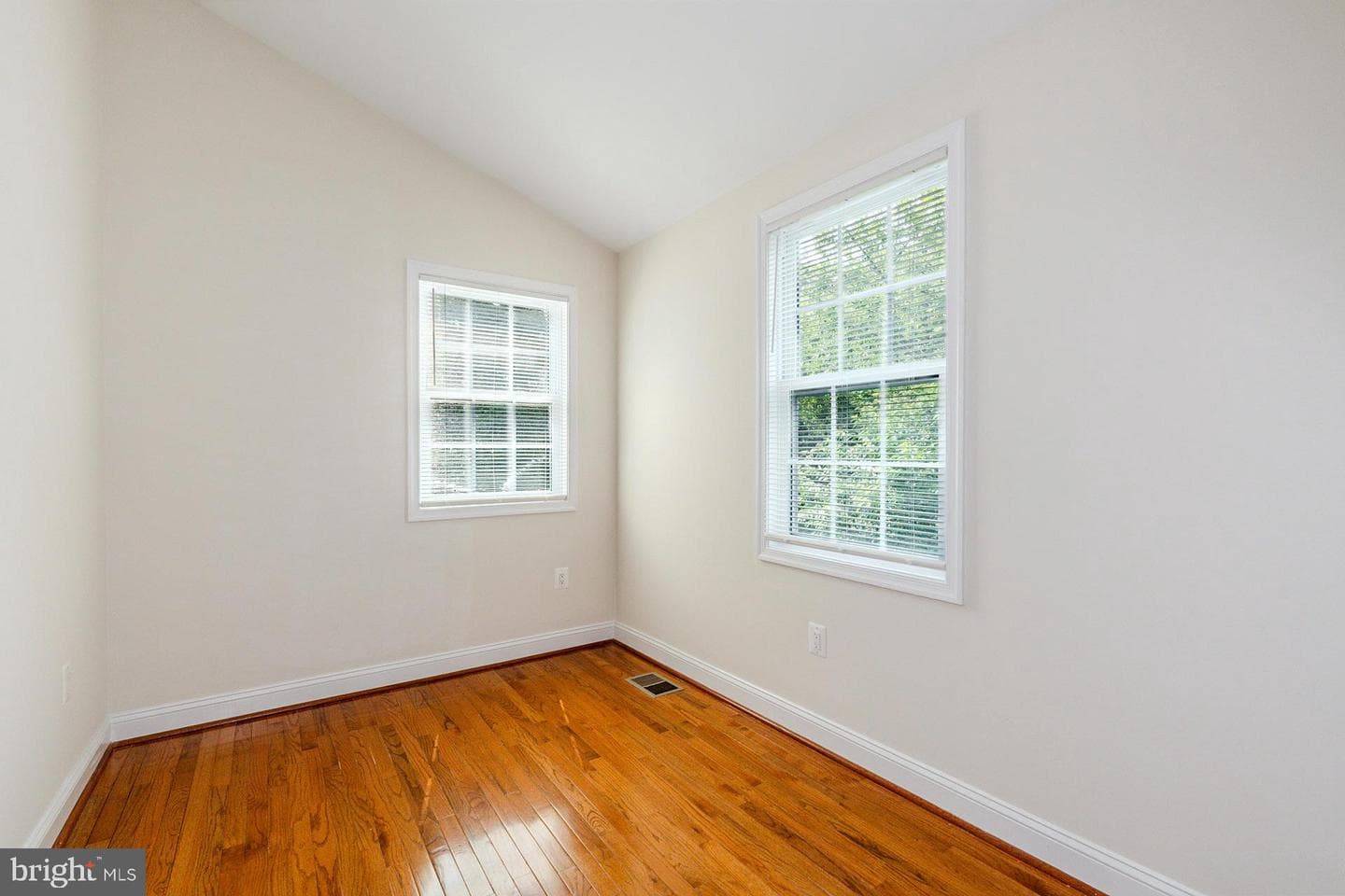 2923 Fairhill Road photo 20