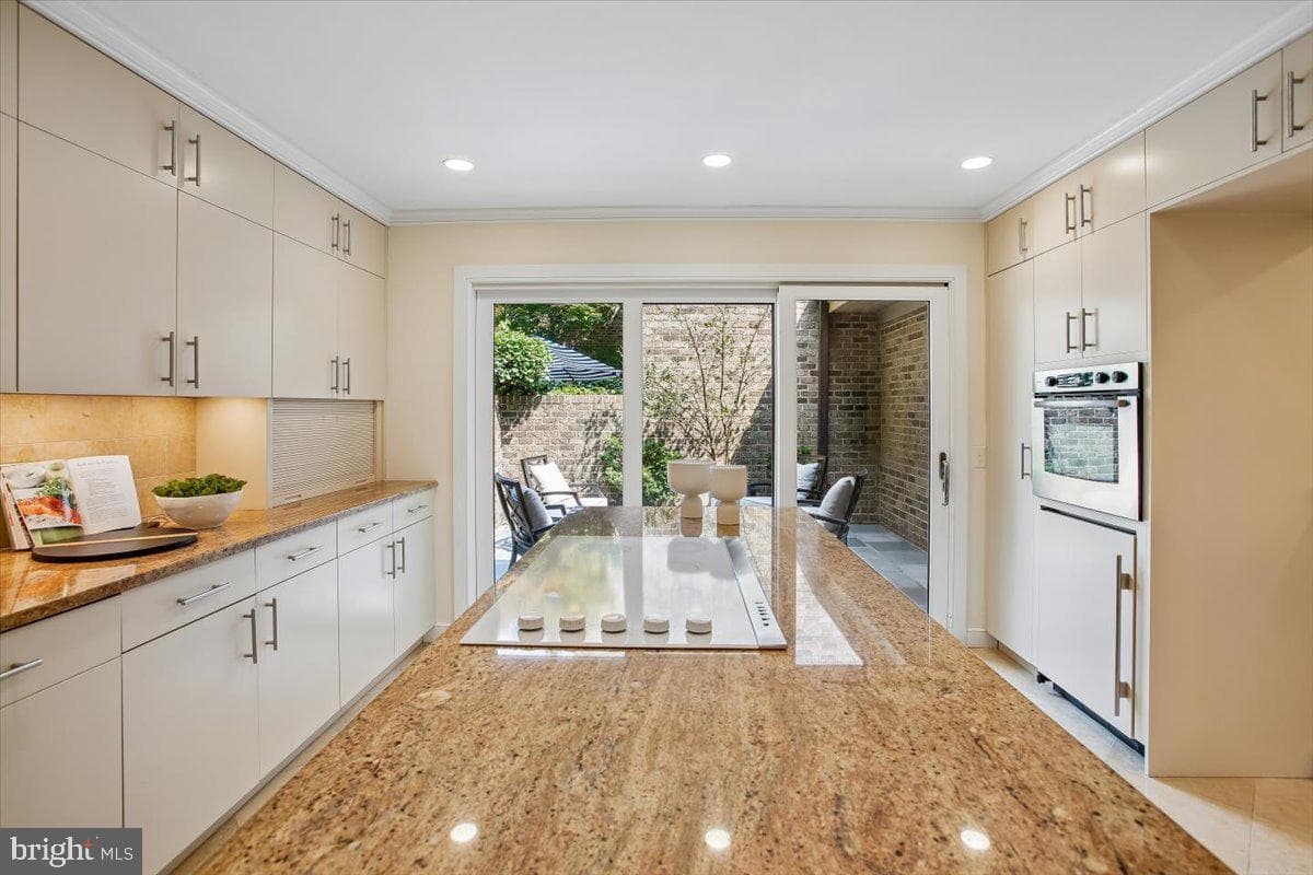 700 Belgrove Road photo 9
