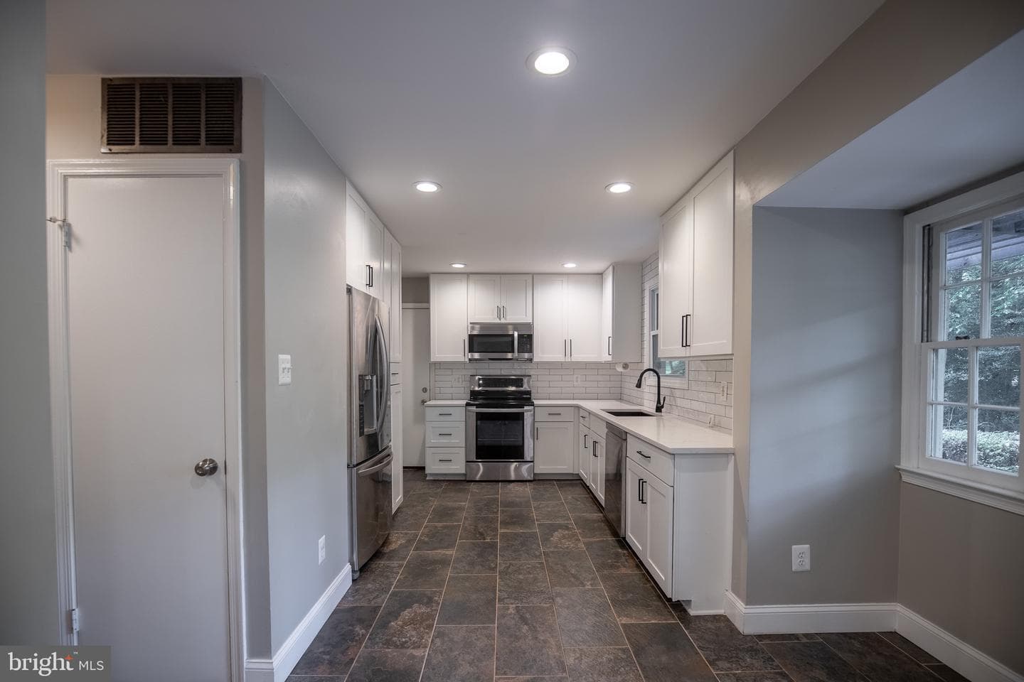 4836 Gainsborough Drive photo 9