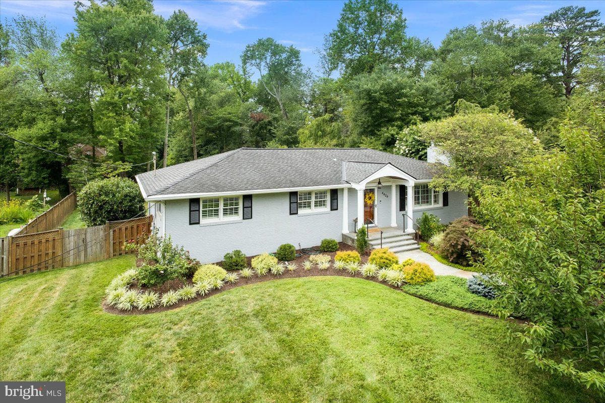 4429 Neptune Drive photo 1
