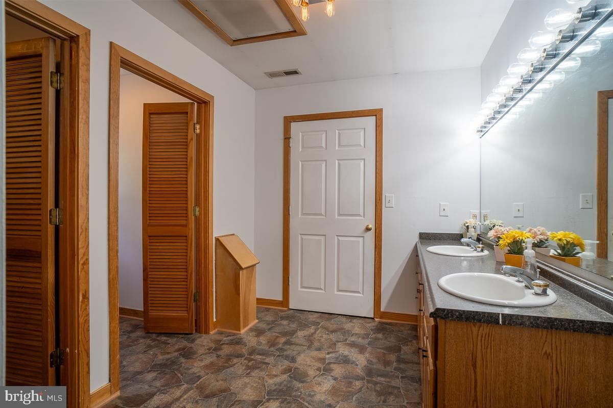 6070 Fredericksburg Road photo 19