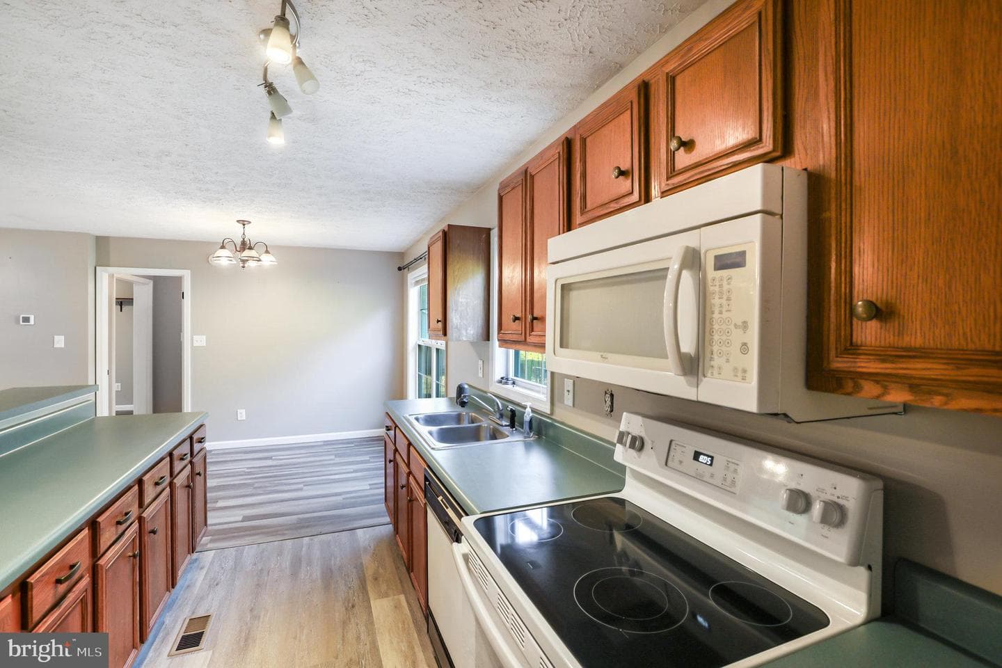 9760 Mohawk Drive photo 10