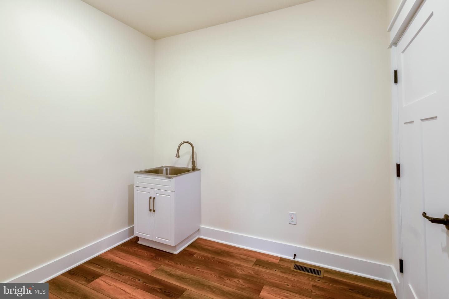 8138 Windsor Dr photo 23